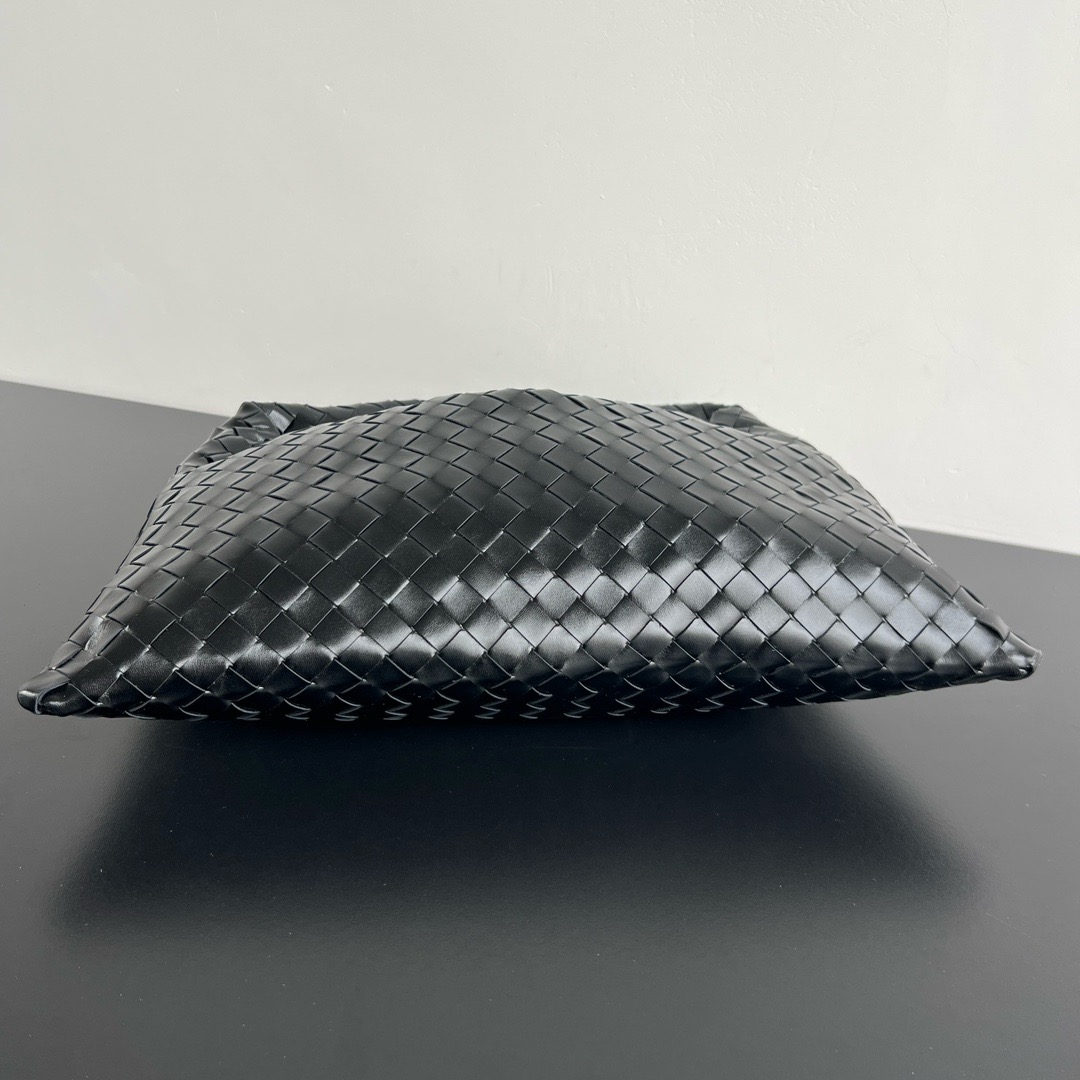 Bottega Veneta Hop Shoulder bag with Intrecciato craftsmanship in calf leather 796262 Black