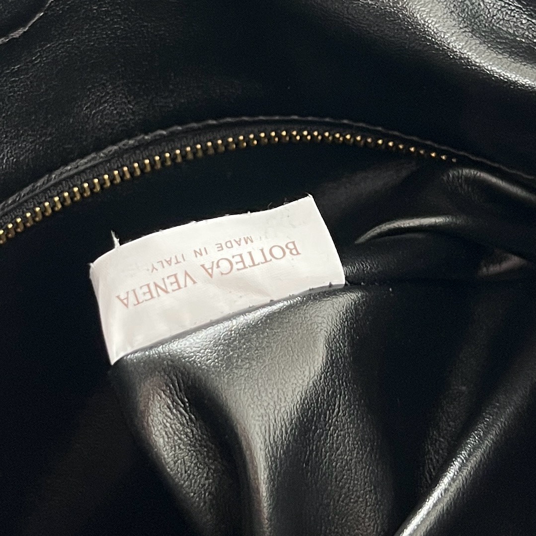 Bottega Veneta Hop Shoulder bag with Intrecciato craftsmanship in calf leather 796262 Black