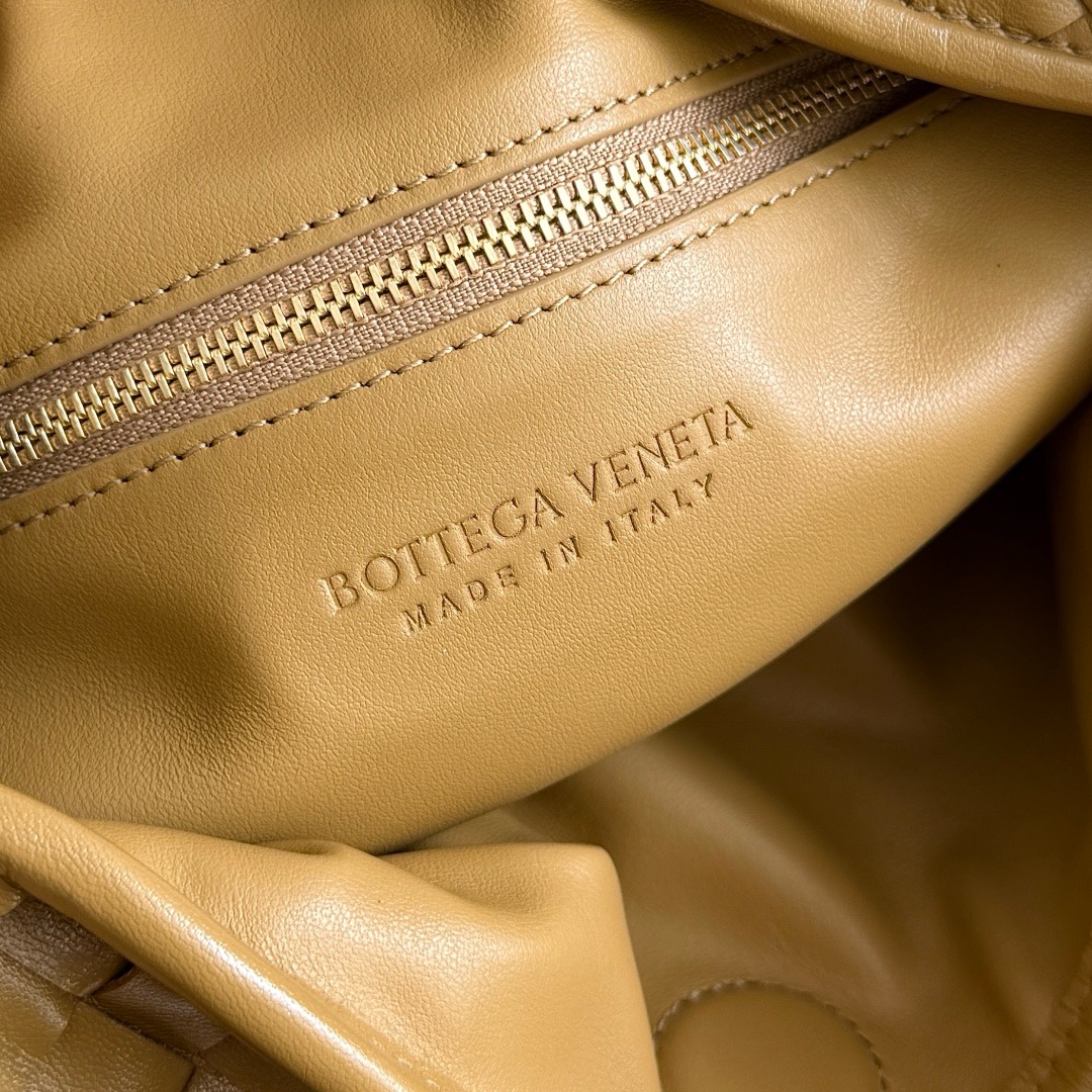 Bottega Veneta Hop Shoulder bag with Intrecciato craftsmanship in calf leather 796262 Dark praline
