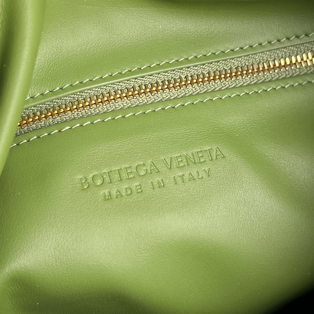 Bottega Veneta Hop Shoulder bag with Intrecciato craftsmanship in calf leather 796262 green