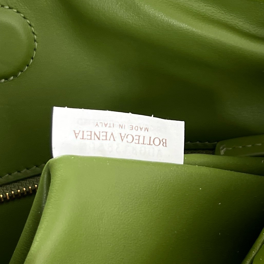 Bottega Veneta Hop Shoulder bag with Intrecciato craftsmanship in calf leather 796262 green