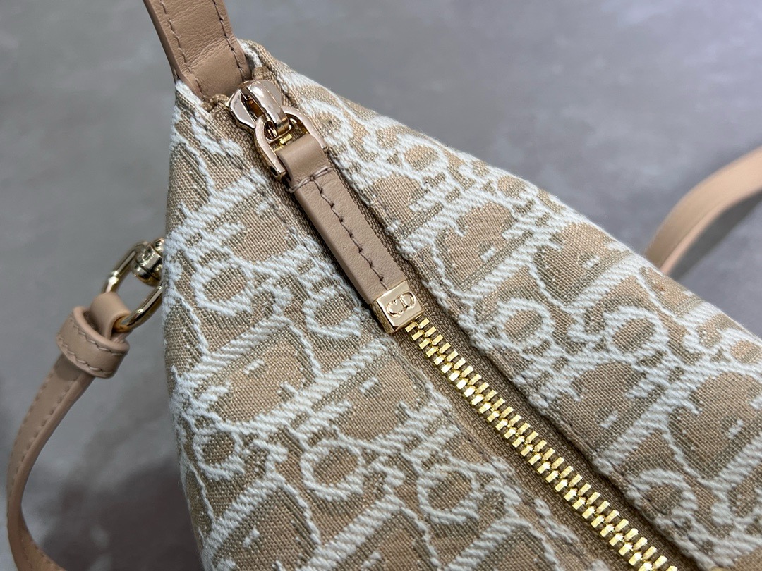 MEDIUM DIORTRAVEL NOMAD POUCH Oblique Jacquard S5554O Natural