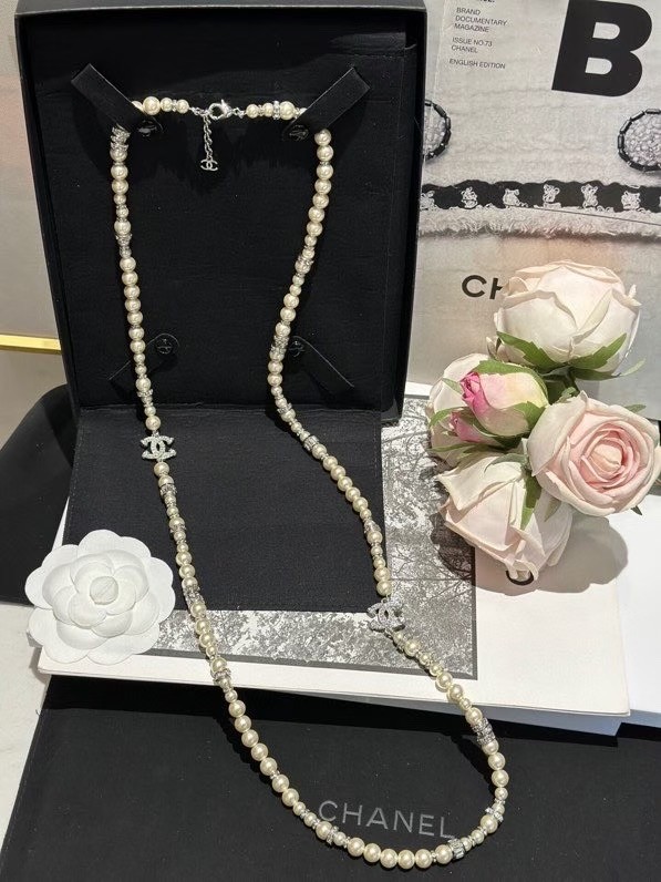 Chanel necklace CE81040