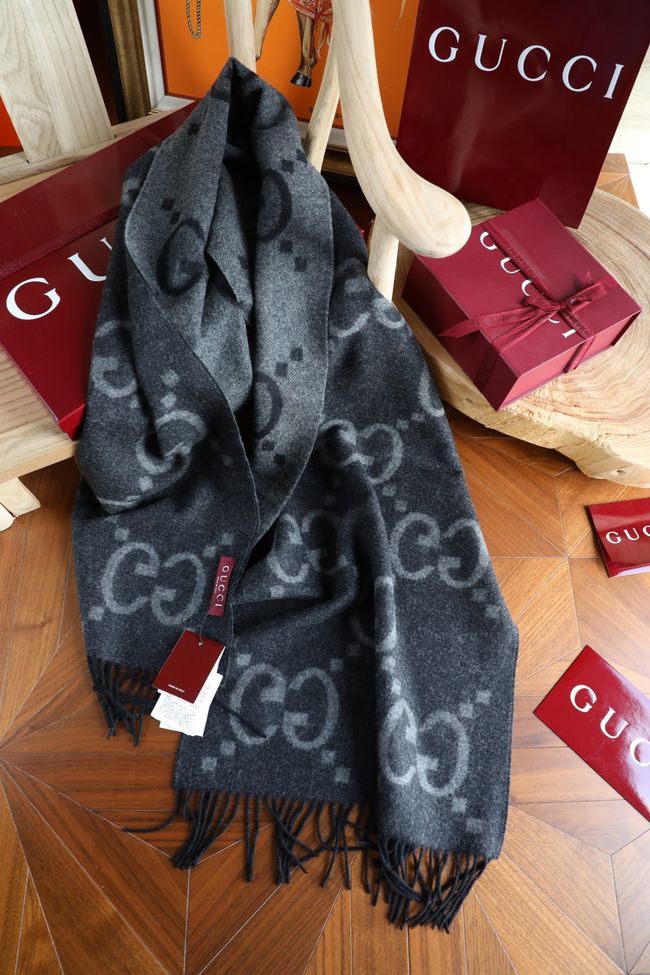 Gucci Reversible Cashmere scarf 777067-6 Gucci Reversible Cashmere scarf 777067-6